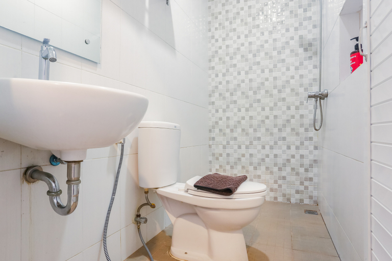 Bathroom, RedDoorz Plus @ Cemara Asri Medan, Medan