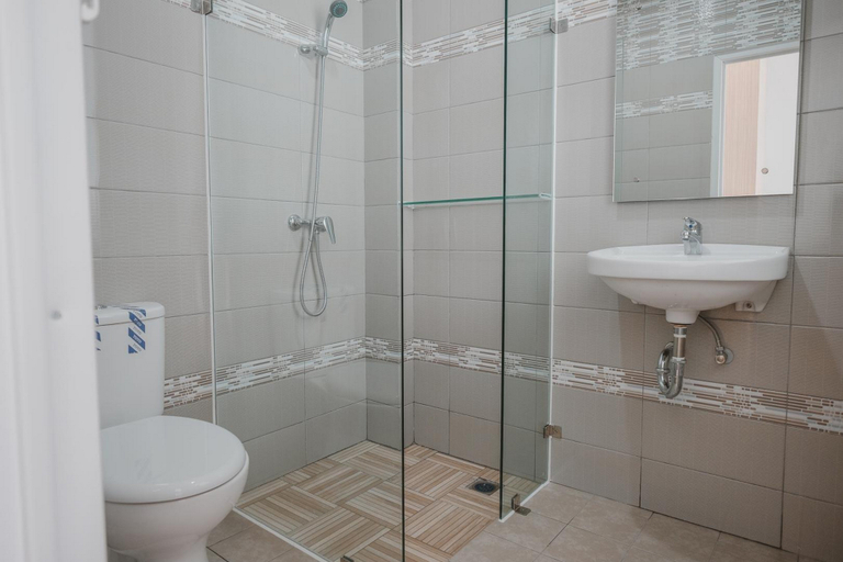 Bathroom 4, RedDoorz Plus @ Karet Pedurenan 3, Jakarta Selatan