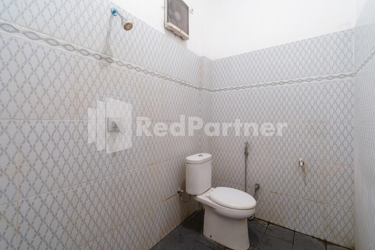 Bathroom 3, Wisma Kartini 2 Syariah near Suncity Mall Sidoarjo RedPartner, Sidoarjo