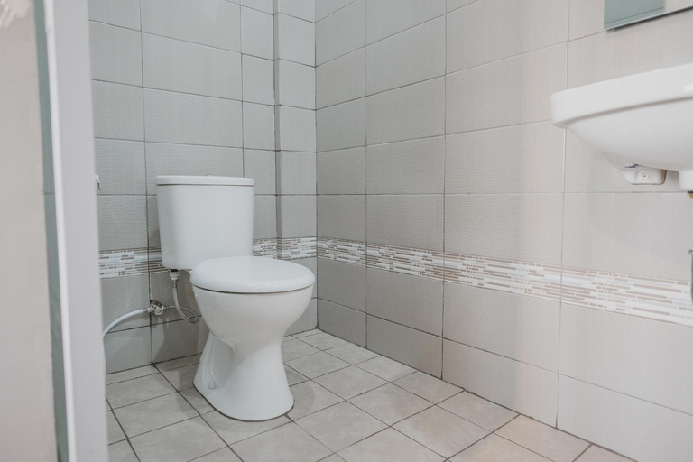 Bathroom 2, RedDoorz Plus @ Karet Pedurenan 3, Jakarta Selatan