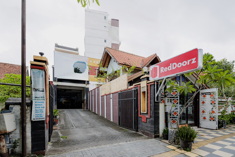 Exterior & Views 2, RedDoorz @ Hotel Artama Pandanaran Semarang, Semarang
