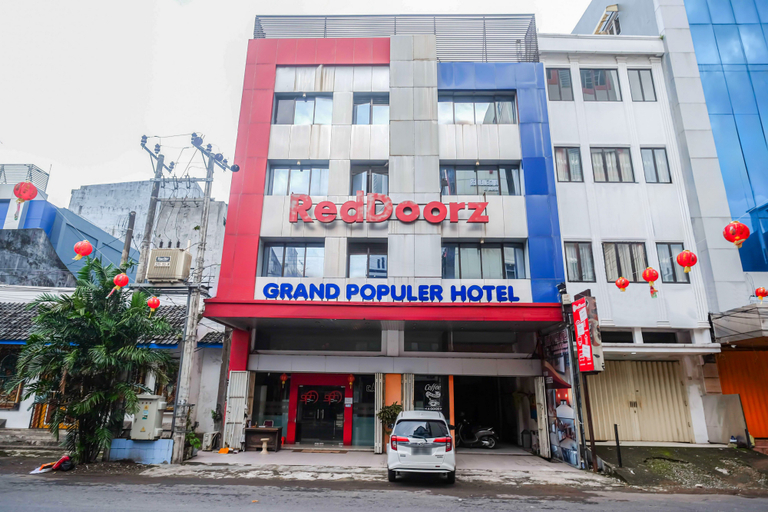 Exterior & Views, RedDoorz Plus @ Grand Populer Hotel Makassar, Makassar