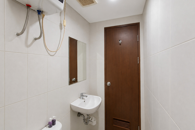 Bathroom 4, Comfortable and Simple 2BR at Apartment Skyland Jatinangor by Travelio, Sumedang