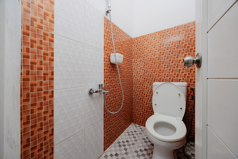 Bathroom, RedDoorz near Palmerah Station, Jakarta Pusat