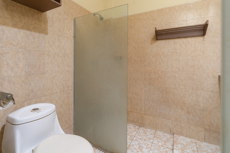 Bathroom 3, RedDoorz near Gubeng Station Surabaya, Surabaya