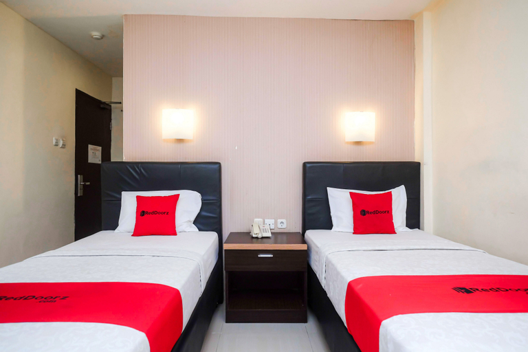 Bedroom 2, RedDoorz Plus @ Grand Populer Hotel Makassar, Makassar