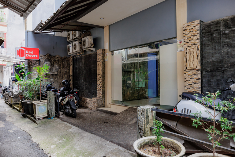 Exterior & Views, RedDoorz near Sarinah Mall, Central Jakarta