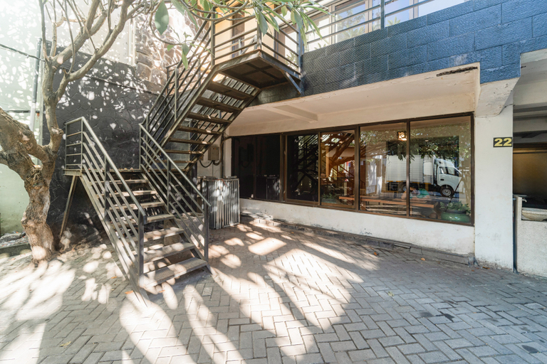Exterior & Views 2, RedDoorz near Gubeng Station Surabaya, Surabaya