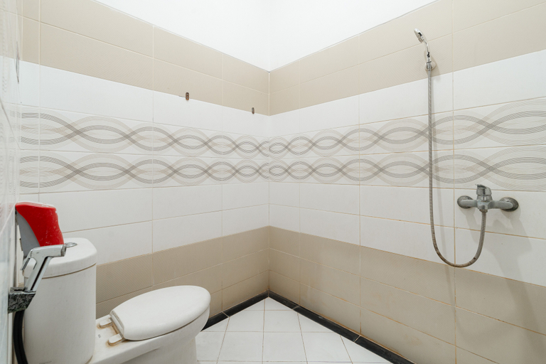 Bathroom 3, RedDoorz Syariah @ Ketintang Surabaya, Surabaya