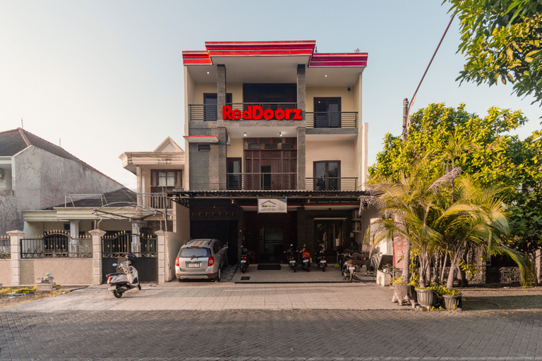 Exterior & Views 2, RedDoorz Syariah @ Ketintang Surabaya, Surabaya