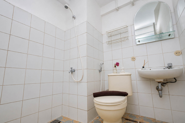 Bathroom 3, Strategic Location Studio at Apartment Kebagusan City By Travelio, Jakarta Selatan