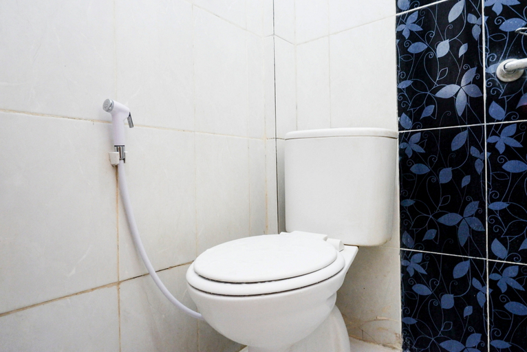 Bathroom 3, RedDoorz @ Kratonan Solo, Solo