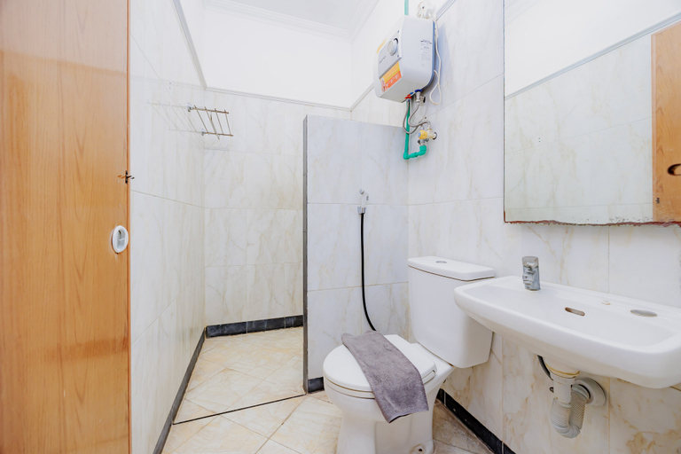 Bathroom 3, RedDoorz @ Hotel Artama Pandanaran Semarang, Semarang