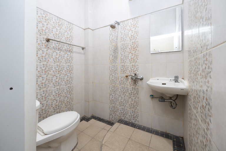 Bathroom, RedDoorz near Sarinah Mall, Central Jakarta