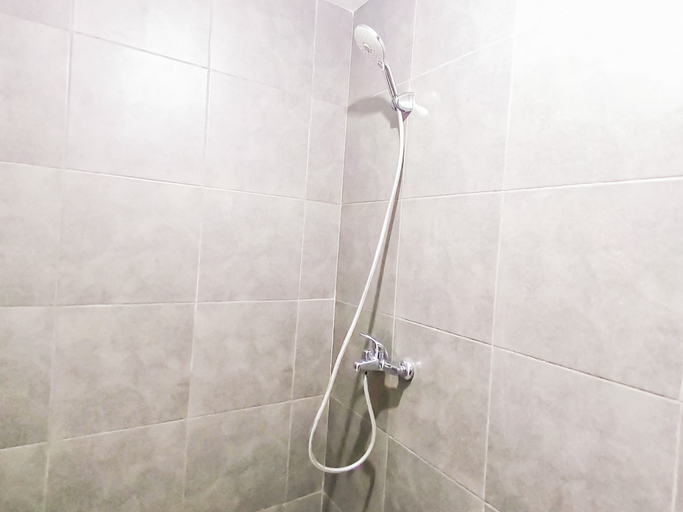 Bathroom 3, Well Appointed Studio at Apartment Westown View Surabaya By Travelio, Surabaya