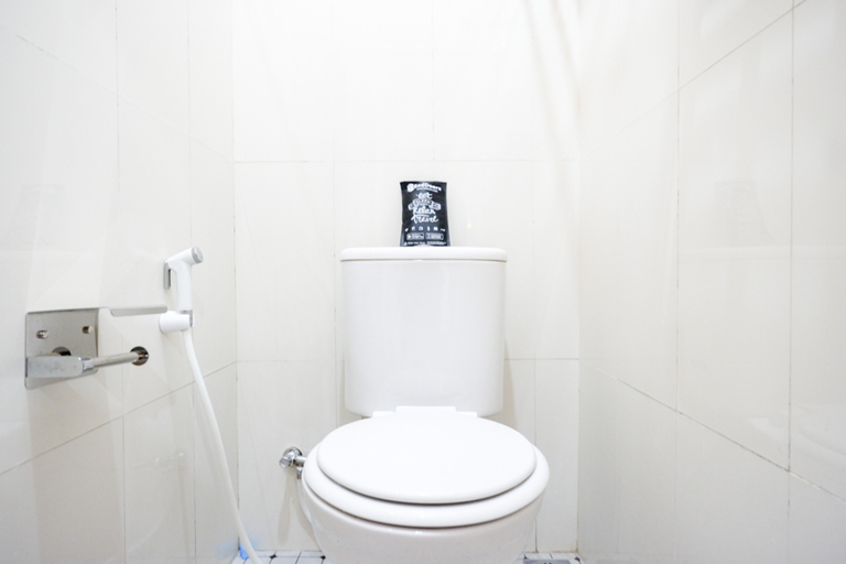Bathroom 4, RedDoorz near Gejayan 3, Sleman
