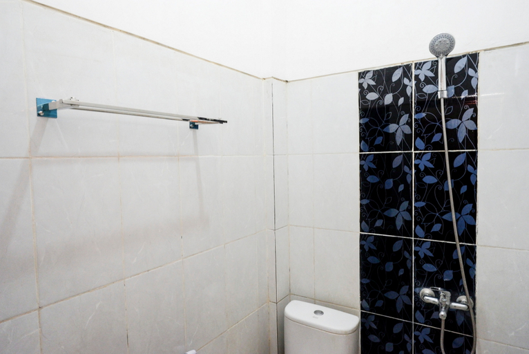 Bathroom 2, RedDoorz @ Kratonan Solo, Solo