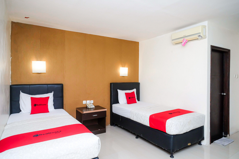 Bedroom 3, RedDoorz Plus @ Grand Populer Hotel Makassar, Makassar