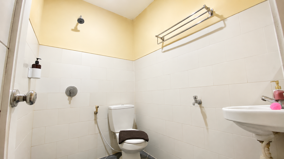 Bathroom 5, Hotel Larismanis Syariah, Semarang