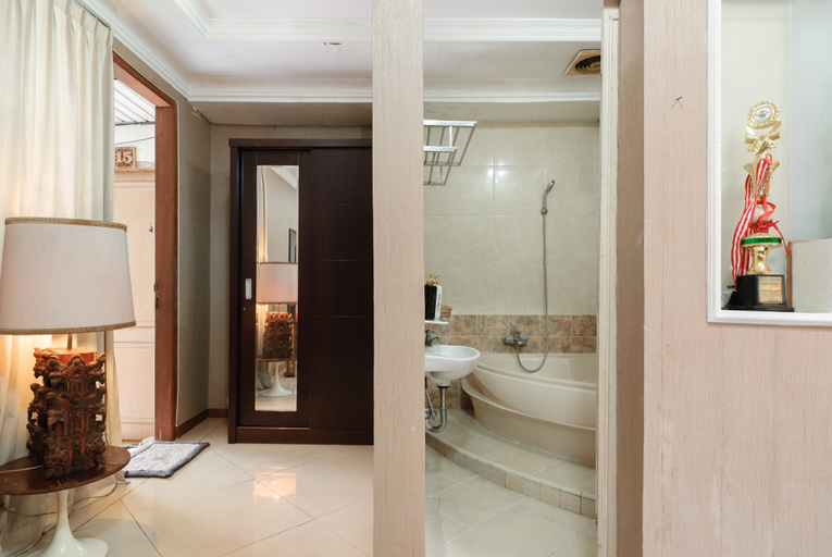 Bathroom 3, Urbanview de’ Dharmawangsa Suite Hotel, South Jakarta