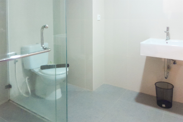 Bathroom 3, Functional Nice Studio Room at Apartment Tamansari Skylounge Balikpapan By Travelio, Balikpapan