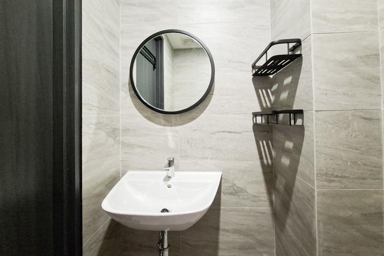 Bathroom 2, Modern Cozy Studio at Apartment Collins Boulevard By Travelio, Tangerang