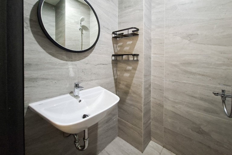 Bathroom 4, Modern Cozy Studio at Apartment Collins Boulevard By Travelio, Tangerang