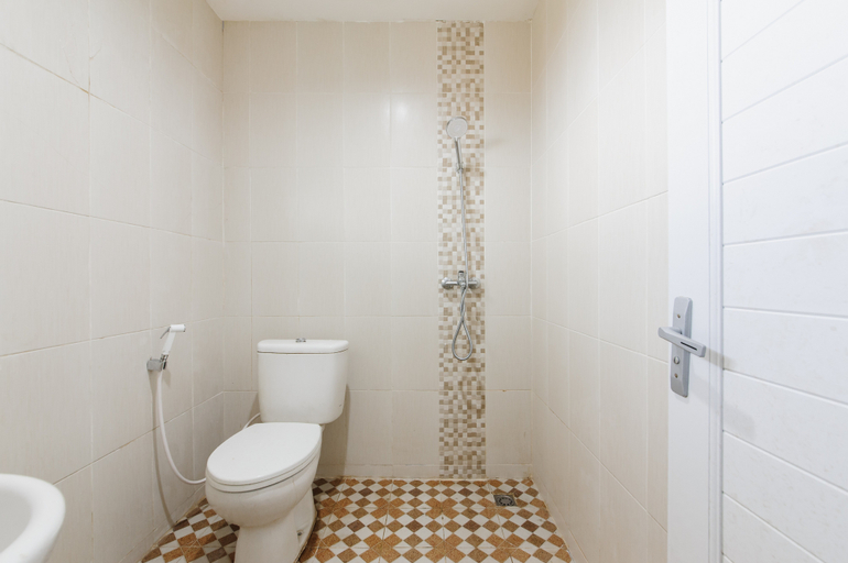 Bathroom 3, RedDoorz near Palembang Trade Center 3, Palembang
