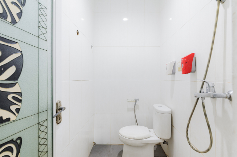 Bathroom, RedDoorz near Siloam Hospital Palembang, Palembang