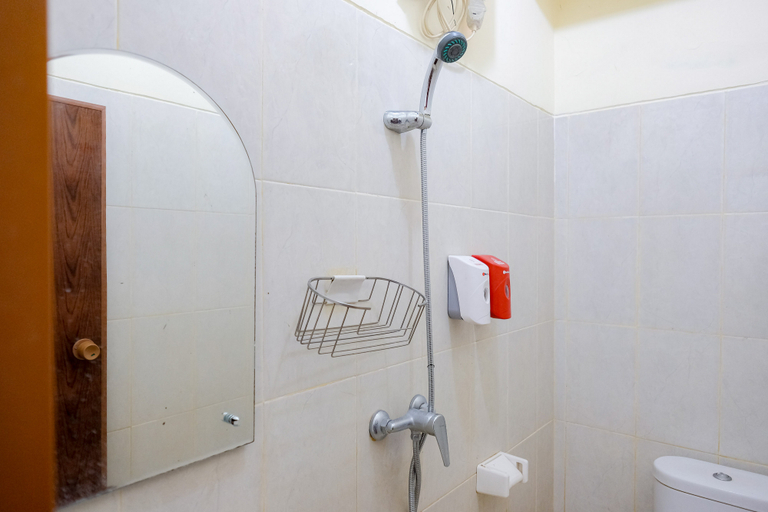 Bathroom 3, RedDoorz @ Jalan Biak Roxy Jakarta, Jakarta Pusat