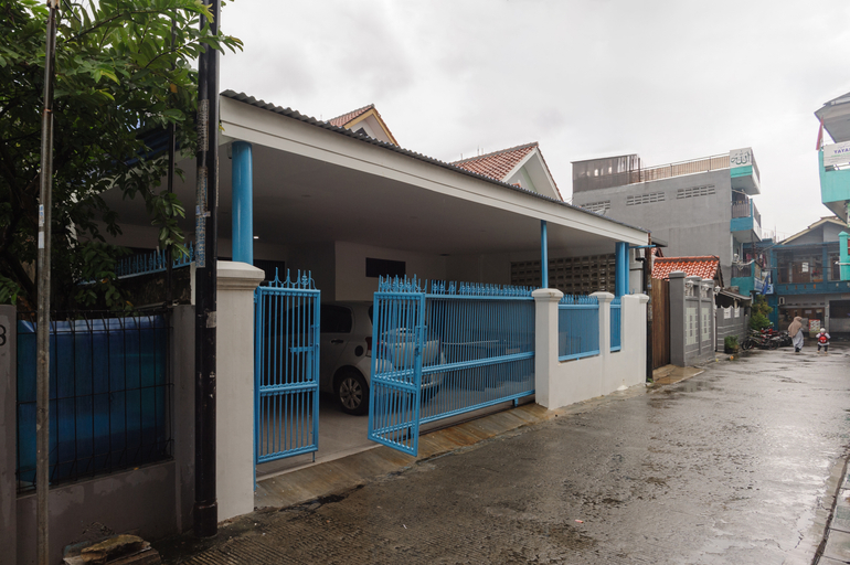Exterior & Views 2, RedDoorz Syariah @ Sakura Hotel Jatiwaringin, Bekasi