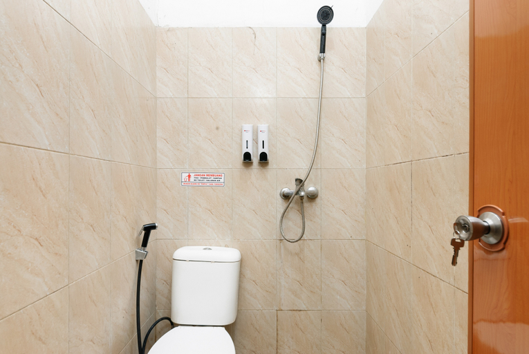 Bathroom 3, RedDoorz near Cipinang Indah Mall, East Jakarta