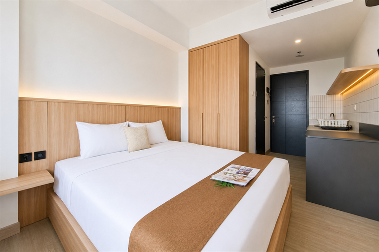 Bedroom 3, Modern Cozy Studio at Apartment Collins Boulevard By Travelio, Tangerang
