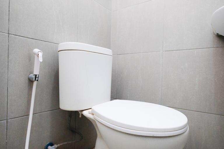 Bathroom 3, RedDoorz Syariah near Rumah Sakit Soewandhie, Surabaya