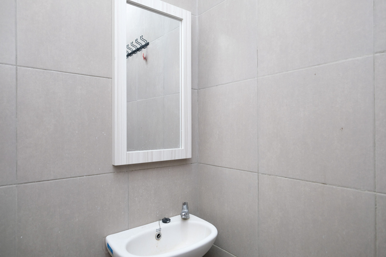 Bathroom 5, RedDoorz Syariah near Rumah Sakit Soewandhie, Surabaya