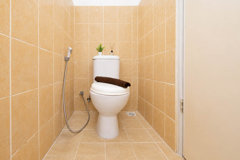 Bathroom 5, Good Homey 2BR at Apartment Menteng Square By Travelio, Jakarta Pusat