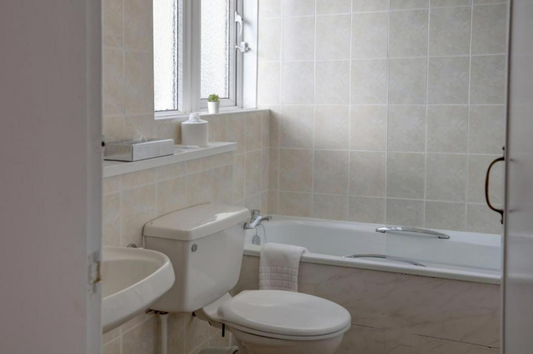 Bathroom 5, Belvilla Crewe Arms Hotel, Cheshire East
