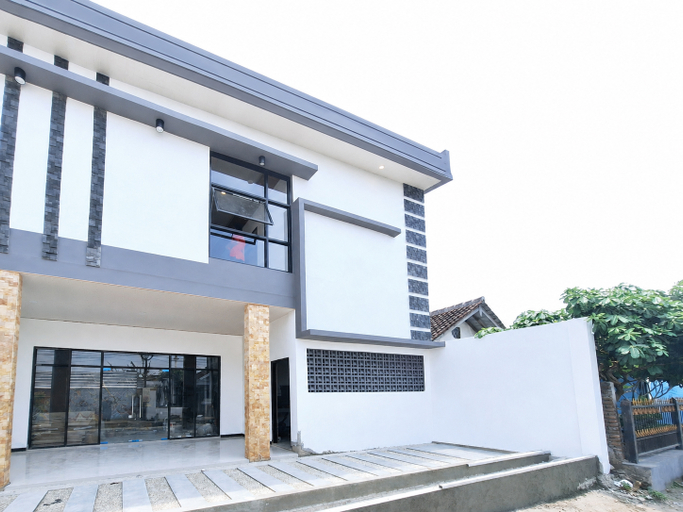 Exterior & Views 2, RedDoorz near Stasiun Kediri, Kediri