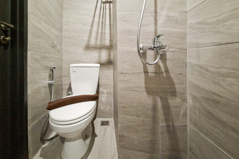 Bathroom 3, Great Deal Studio at Apartment Collins Boulevard By Travelio, Tangerang