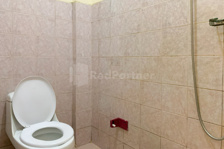 Bathroom 3, SRB near Mall Ciputra CIbubur Mitra RedDoorz, Bekasi