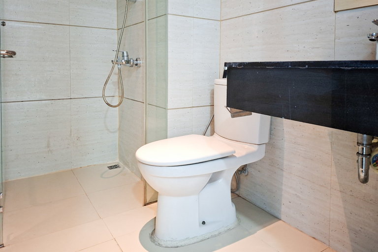Bathroom 4, Sleek and Comfortable Studio at Apartment Brooklyn Alam Sutera By Travelio, Tangerang
