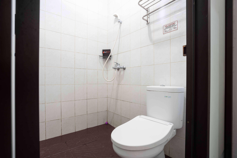 Bathroom 4, RedDoorz near Eka Hospital BSD City, Tangerang Selatan