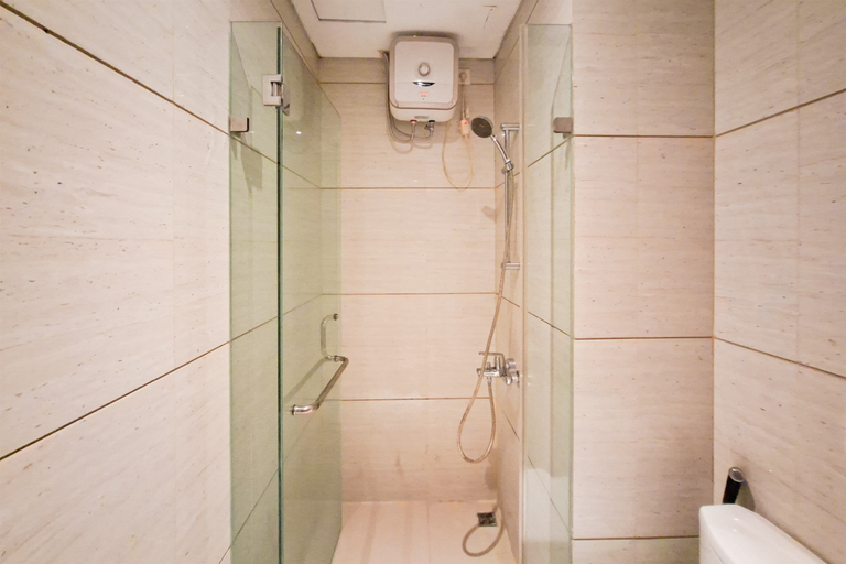 Bathroom 3, Sleek and Comfortable Studio at Apartment Brooklyn Alam Sutera By Travelio, Tangerang