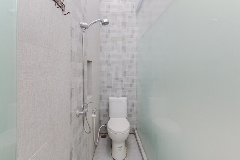 Bathroom 3, RedDoorz @ Ngagel Jaya Surabaya, Surabaya