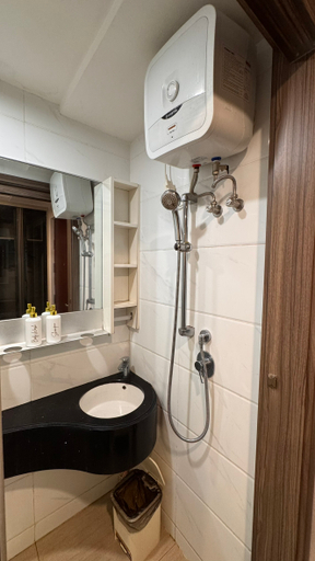 Bathroom 5, Apartemen Sky House BSD By DTROOM, Tangerang Selatan