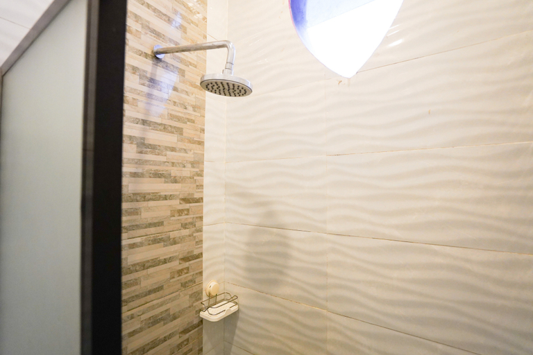 Bathroom 3, RedDoorz Plus @ Taman Madiun, Madiun