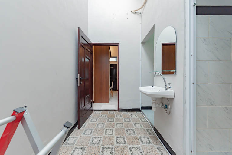 Bathroom 5, RedDoorz Plus @ Orange GH Diponogoro Palangkaraya, Palangkaraya