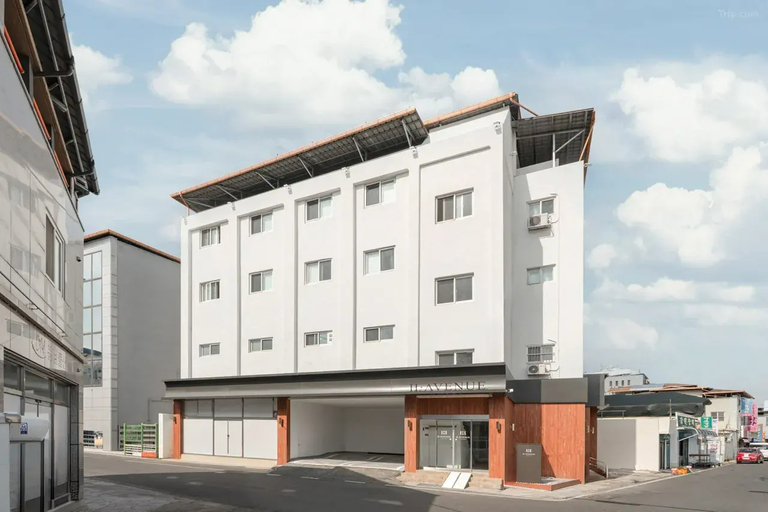 Exterior & Views