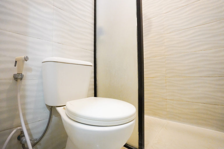 Bathroom 3, RedDoorz Plus @ Taman Madiun, Madiun