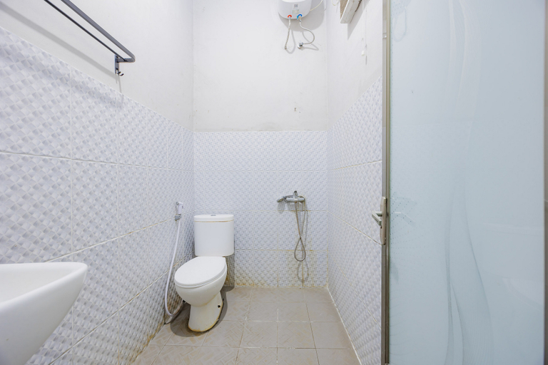 Bathroom, RedDoorz near Maulana Yusuf Stadium Serang, Serang